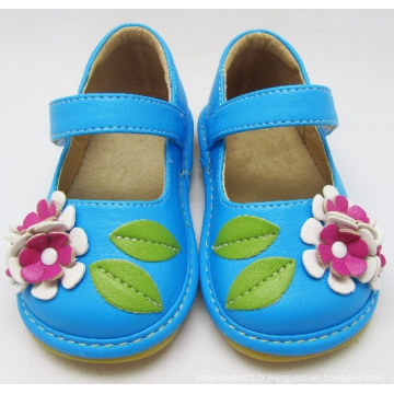 Chaussures bébé bleu avec fleurs roses